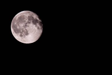 Dolunay bir siyah gece gökyüzü üzerinde sol üst köşede yer için resim yazıları