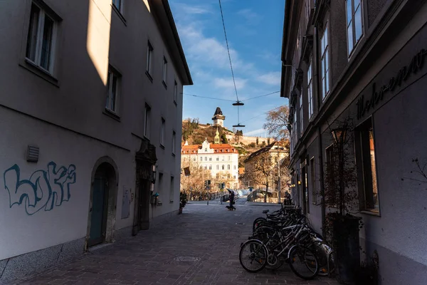 Straßenführende Uhrenturm und Platz in der Innenstadt von Graz — Stockfoto