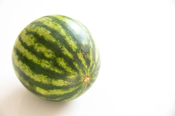 Mûr unique pleine baie de melon d'eau isolé sur fond blanc . — Photo