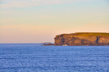 Irlanda İlçesi Clare Sunset Kilkee Sunny Cliffs. Turist d
