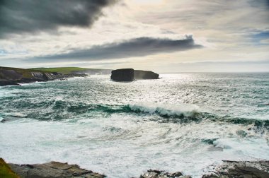 Irlanda ilçesinde Clare Kilkee fırtınalara kayalıklar. Turist destina