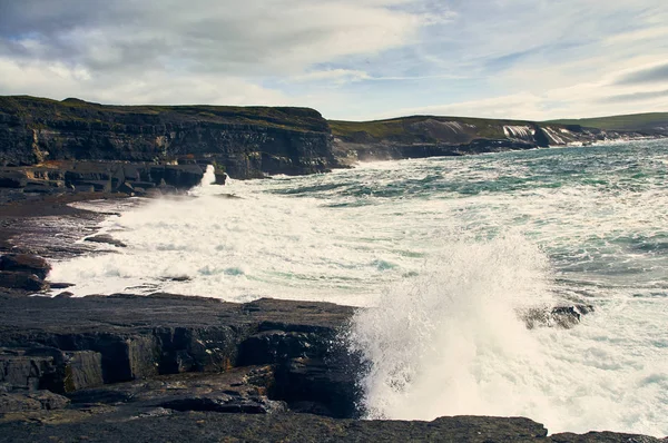 Irlanda ilçesinde Clare Kilkee fırtınalara kayalıklar. Turist destina — Stok fotoğraf
