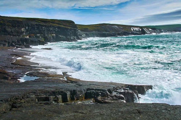 Stormy Cliffs of Kilkee w Irlandii hrabstwa Clare. Turystyczny Destina — Zdjęcie stockowe