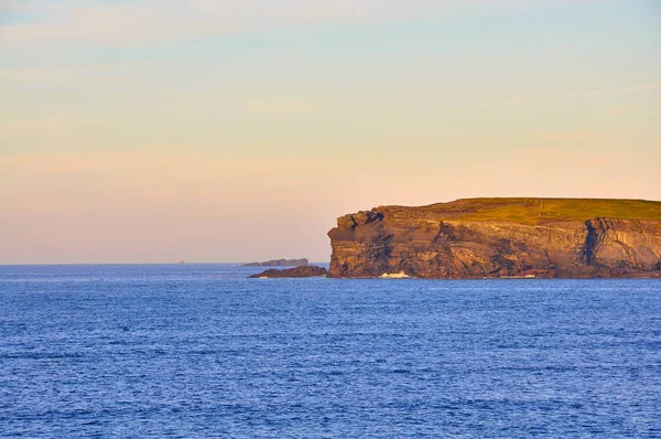 Sunny Cliffs of Kilkee en el condado de Irlanda Clare Sunset. Turista d —  Fotos de Stock