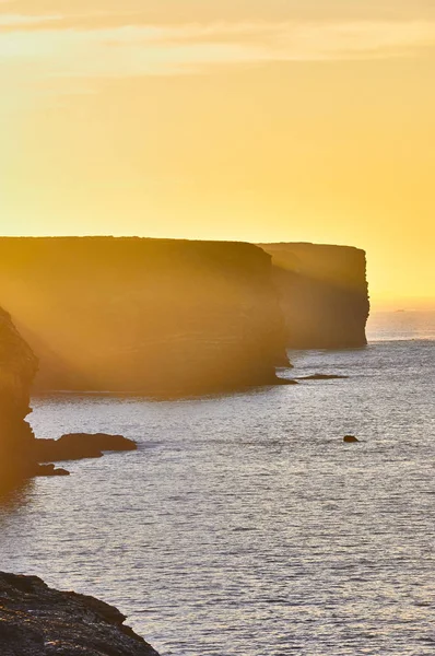 Falésias de Kilkee na Irlanda Condado de Clare durante o pôr do sol. Turista — Fotografia de Stock