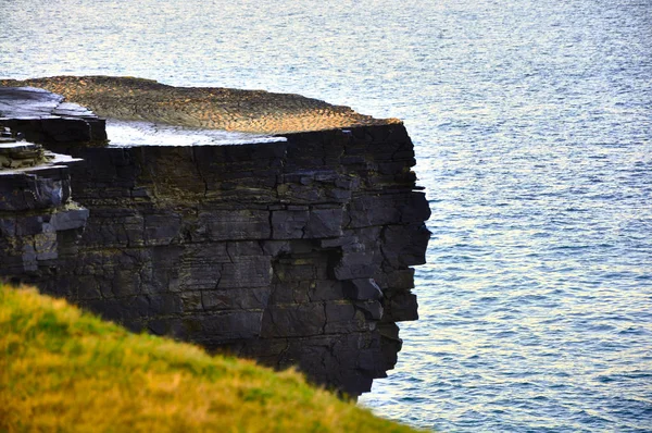Slunečné útesy Kilkee v irským hrabství Clare. Turistická destinat — Stock fotografie
