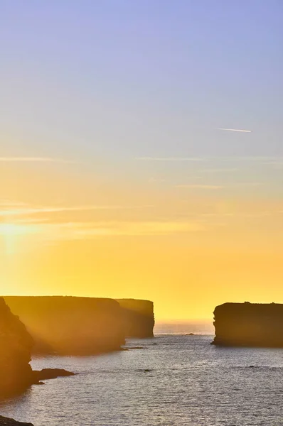 Falésias de Kilkee na Irlanda Condado de Clare durante o pôr do sol. Turista — Fotografia de Stock