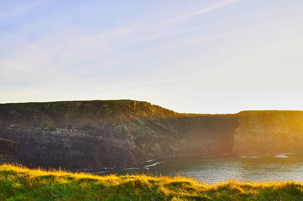 Falésias de Kilkee na Irlanda Condado de Clare durante o pôr do sol. Turista — Fotografia de Stock
