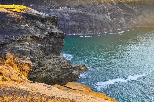 Sunny Cliffs dari Kilkee di Irlandia county Clare. Tourist destinat — Stok Foto