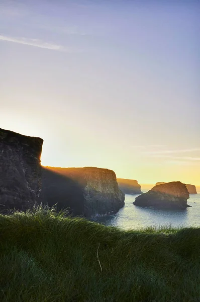 Sunny Cliffs of Kilkee w Irlandii County Clare zachód słońca. Turysta d — Zdjęcie stockowe