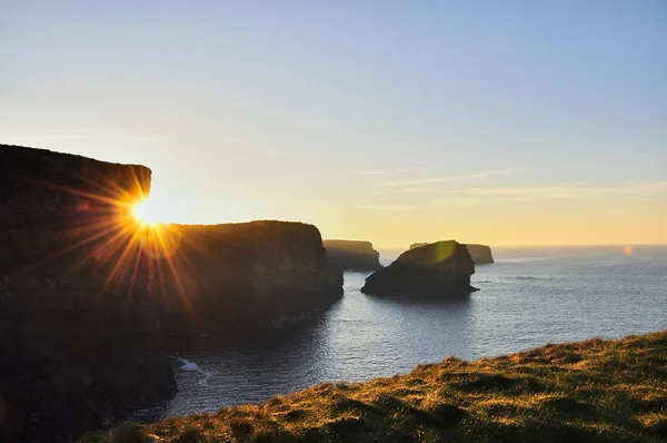 Sunny Cliffs of Kilkee no condado da Irlanda Clare Sunset. Turístico d — Fotografia de Stock