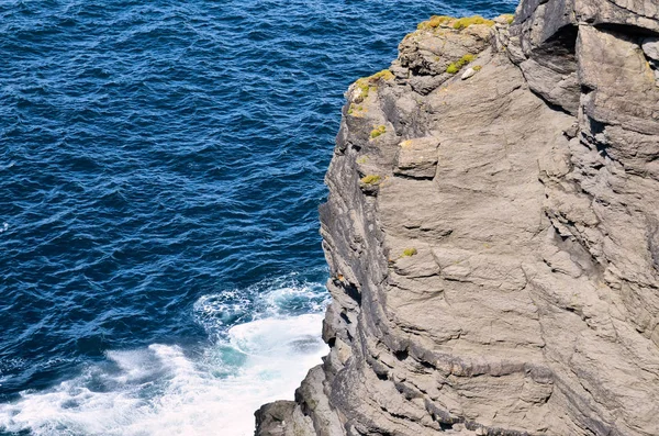 Klify Kilkee w Irlandii hrabstwa Clare. Widok na ocean, Tourist de — Zdjęcie stockowe