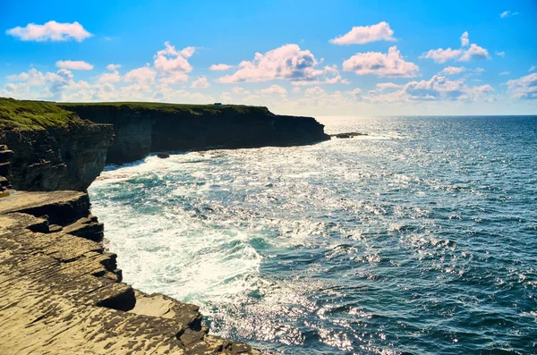 Falaises de Kilkee en Irlande comté de Clare. Vue sur l'océan, Tourist de — Photo