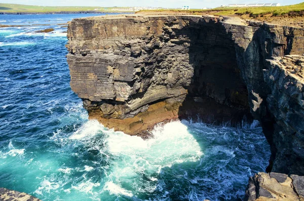 Klify Kilkee w Irlandii hrabstwa Clare. Widok na ocean, Tourist de — Zdjęcie stockowe