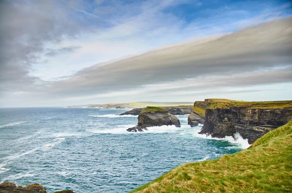 Klify Kilkee w Irlandii hrabstwa Clare. Turystycznym — Zdjęcie stockowe