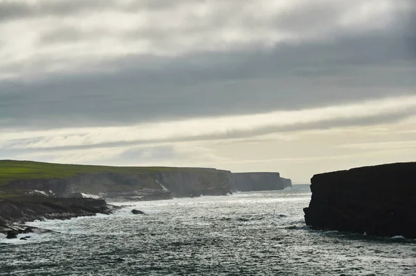 Stormy Cliffs of Kilkee w Irlandii hrabstwa Clare. Turystyczny Destina — Zdjęcie stockowe