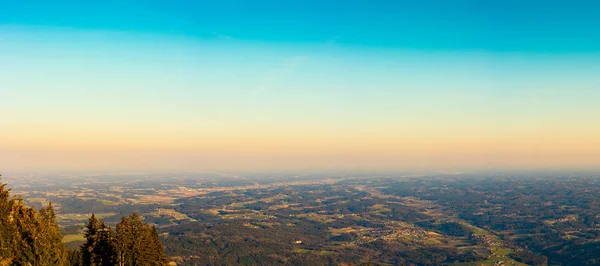 Vista desde un pico de montaña rocosa austríaca Schockl en Estiria Graz — Foto de Stock