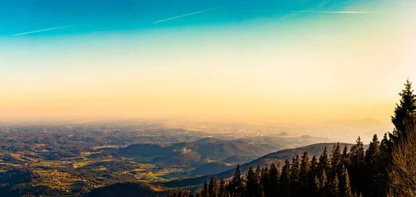 Blick von einem Gipfel des felsigen österreichischen Berges schockl in der Steiermark graz — Stockfoto