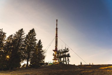 Kuleye telekomünikasyon kablosuz antenler.