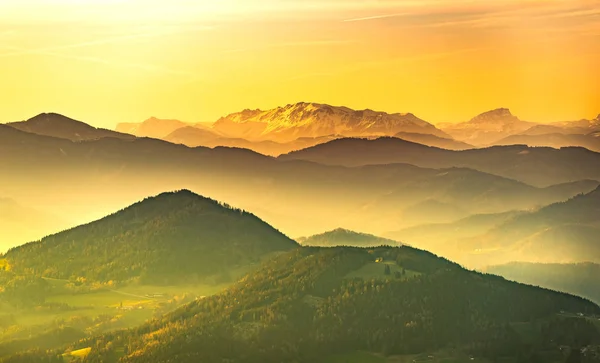 Landschaftsaufnahme bei Sonnenuntergang im Frühling vom Grazer Schockberg in der Steiermark. — Stockfoto