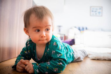 12-15th ay eski sevimli beyaz kız birlikte el ile ahşap zemin üzerinde yalan