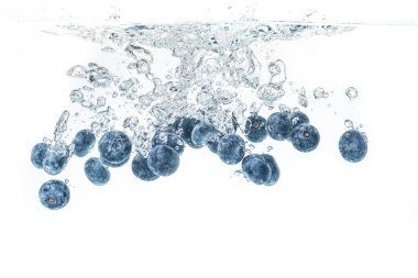 Blueberrys hava kabarcıkları ile kristal berraklığında suya sıçrayan