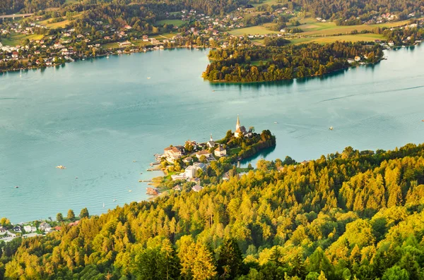 Worthersee Karnten Austria touris'de Panorama Gölü ve dağlar — Stok fotoğraf