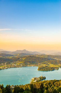 Worthersee Karnten Austria touris'de Panorama Gölü ve dağlar