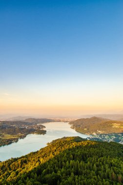 Göl ve dağların Worthersee Karnten Avusturya turist noktada