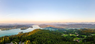 Worthersee Karnten Austria touris'de Panorama Gölü ve dağlar