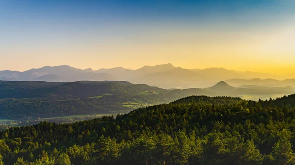 Berge in karnten Österreich touristische spothhorizontal — Stockfoto