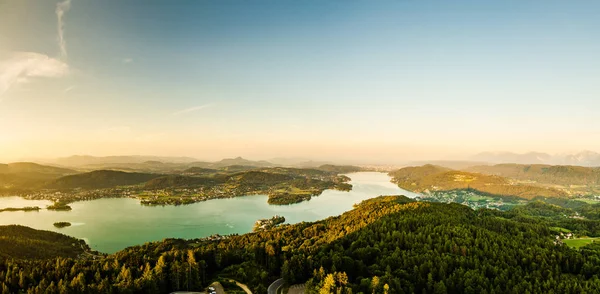 Worthersee Karnten Austria touris'de Panorama Gölü ve dağlar — Stok fotoğraf