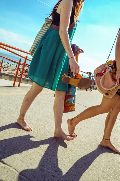 Mädchen gehen auf dem Bürgersteig am Strand von Galway in Irland Tourist sp — Stockfoto