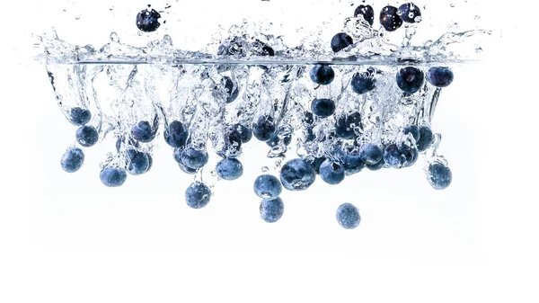 蓝莓溅入水晶水中 — 图库照片