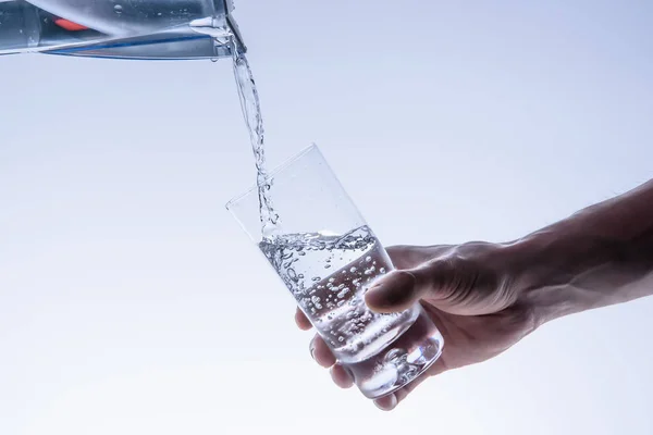 Napełnianie szkła wodnego z filtra wody — Zdjęcie stockowe