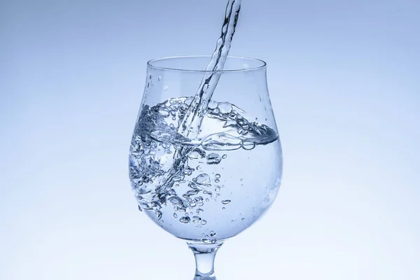 Napełnianie szkła wodnego z filtra wody — Zdjęcie stockowe