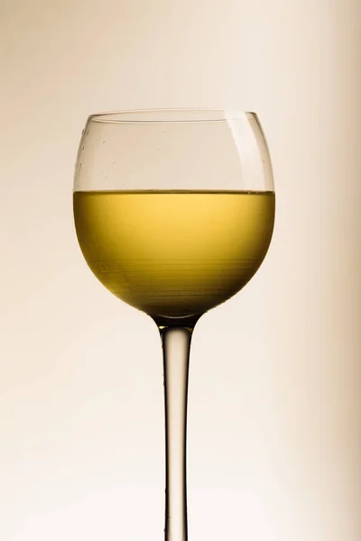 Glas Weißwein auf weißem Hintergrund — Stockfoto