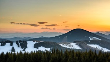 Sommeralm dağ zirvesinden Almenland dağları görünümü