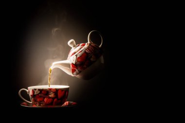 Havadaki çaydanlıktan bir fincan çay
