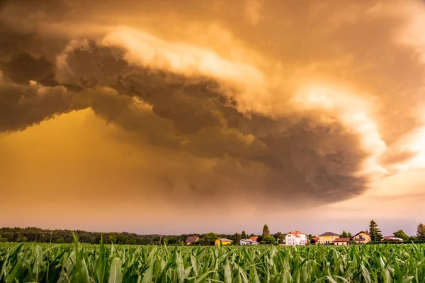 恐ろしい暗い雷雨が近づいているパノラマビュー — ストック写真