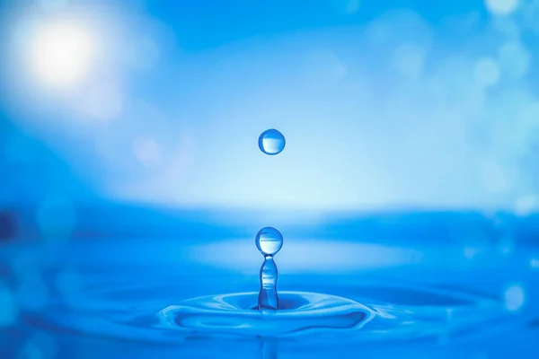 Water drop splash on water surface. — Stock Photo, Image