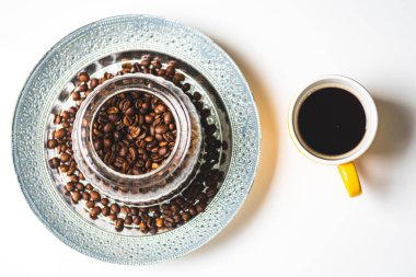 Beyaz arka planda sarı seramik kahve espresso bardağı
