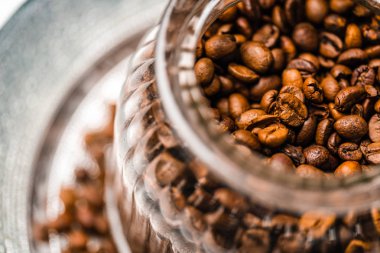 Beyaz arka planda sarı seramik kahve espresso bardağı