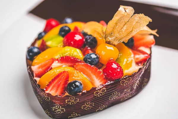 Bolo de esponja de frutas em forma de coração 1 — Fotografia de Stock