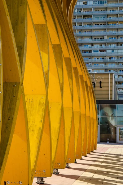 Moderne gelbe Holzskulptur Österreich Zentrum — Stockfoto
