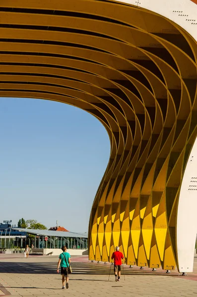 Blick auf moderne gelbe Holzskulptur im Zentrum Österreichs — Stockfoto