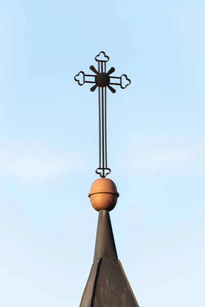 Каплиця з видом на металевий хрест в Австрії. — стокове фото