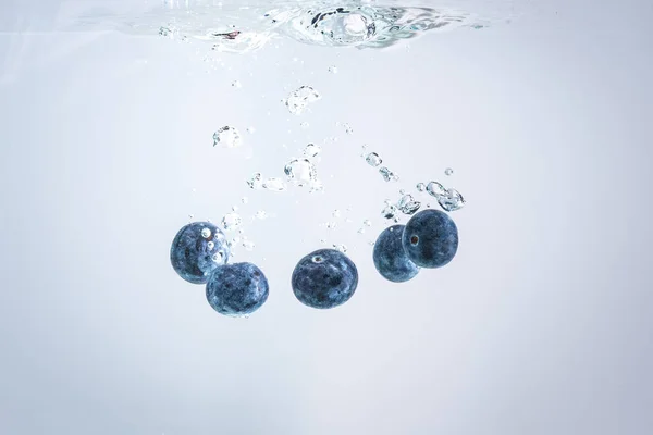 有机蓝莓掉进清水. — 图库照片
