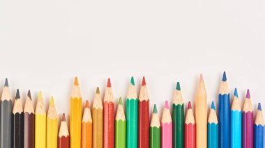 Masada çok renkli kalemler