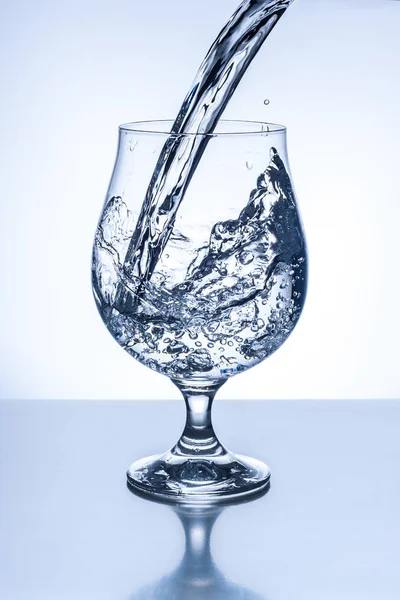 Okrągła szklanka wody. — Zdjęcie stockowe
